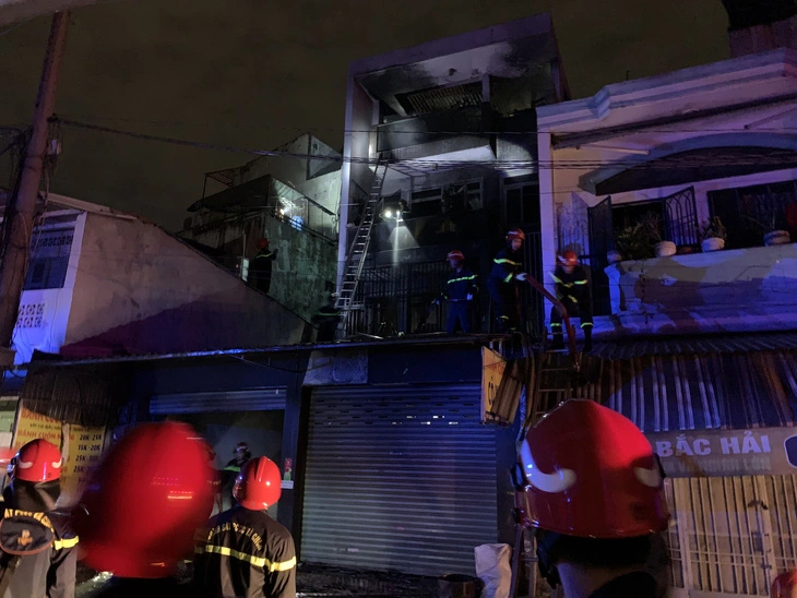 Đám cháy căn nhà quận 10, TP.HCM lúc nửa đêm: 5 người kịp thời được cứu thoát
